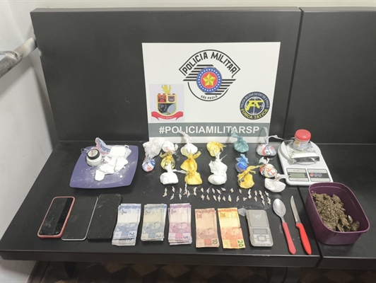 Com os traficantes foram encontradas várias porções de crack, maconha e cocaína; o casal foi preso em flagrante  (Foto: Divulgação) 