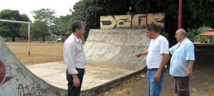 Políticos buscam recursos para revitalização de praça