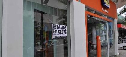 Cerca de 180 bancários estão parados