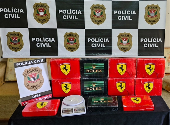 O entorpecente era destinado a usuários de alto poder aquisitivo e, inclusive, estava embalado com símbolos da Ferrari e Rolex (Foto: Divulgação) 