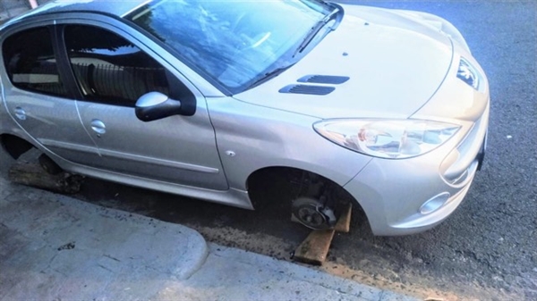 Bandido ainda deixou pedaços de madeira no lugar das rodas e dos pneus do automóvel (Foto: Reprodução/Arquivo Pessoal)
