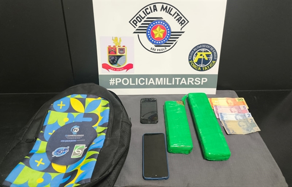 Durante a busca pessoal, os PMs encontraram a bolsa, que estava com os suspeitos, contendo dois tijolos prensados de maconha (Foto: Divulgação)