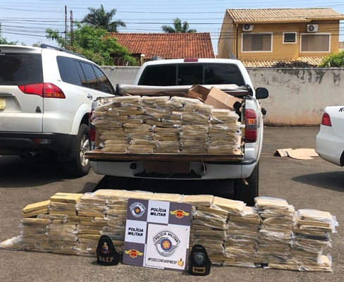 Policiais apreendem 191 tabletes de pasta base de cocaína em dois carros em rodovia de Mirassol — Foto: Divulgação/Polícia Militar