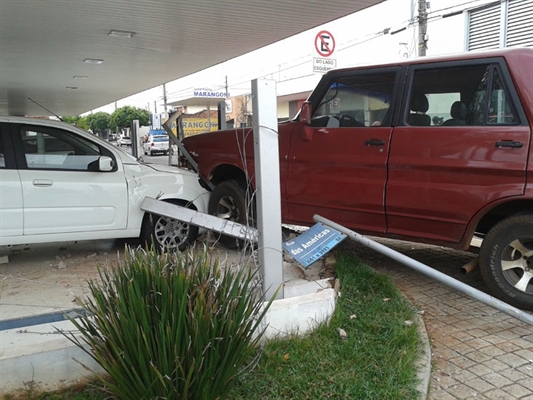 Caminhonete invade concessionária após batida