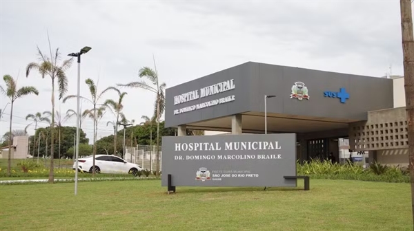 O ladrão foi surpreendido ao tentar furtar a fiação elétrica do Hospital Municipal Dr. Domingo Marcolino Braile (Foto: Reprodução)