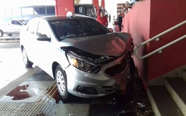 Taxista perde controle da direção e invade rodoviária em Fernandópolis