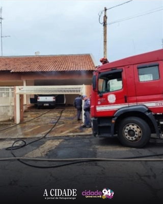 Graças à atuação ágil e eficiente dos bombeiros, o fogo foi controlado antes que se alastrasse para a residência (Foto: Região Noroeste)