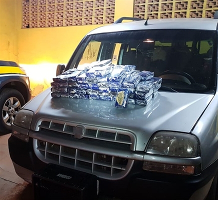 Homem foi preso com mais de 80 tabletes de maconha escondidos em painel de carro — Foto: Divugação/Polícia Rodoviária Federal
