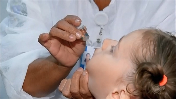 Vacina da poliomielite é aplicada em criança de Rio Preto (Foto: Reprodução/TV TEM)
