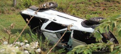 Automóvel despenca de ponte na Péricles Belini