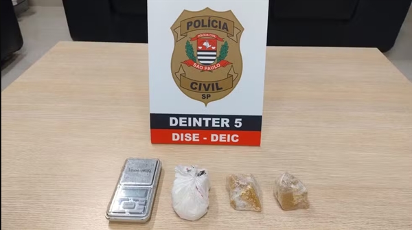 Com a mulher foram encontradas duas porções de maconha e uma de cocaína (Foto: Divulgação Polícia Civil)