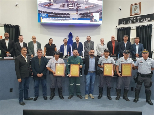 Câmara de Votuporanga presta homenagem a policiais que salvaram a vida de bebês e homem