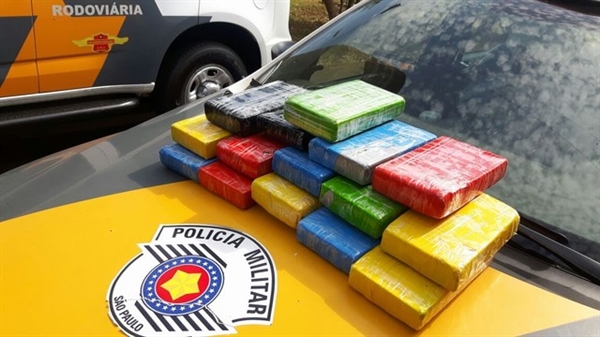 Mulher é flagrada com 15 tijolos de cocaína dentro do carro