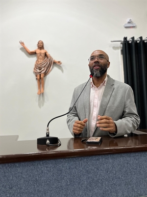 o vereador Thiago Gualberto comemorou a conquista de R$ 440 mil para o Lar Frei Arnaldo criar um clube de robótica (Foto: Assessoria)