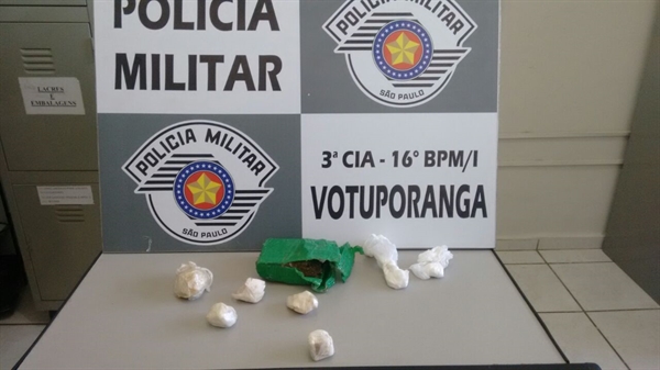 Com o rapaz foram localizadas várias porções de maconha, crack e cocaína, além de certa quantia em dinheiro (Foto: Divulgação/Polícia Militar)