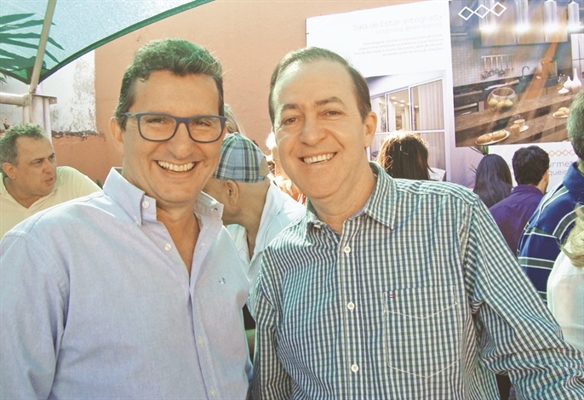 Roberto Beleza (ao lado do Dimas) firme na política: um pé aqui e outro em Álvares Florence (Foto: Reprodução)