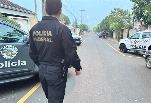 Um dos investigados foi capturado na zona rural de Votuporanga e o outro na área urbana da cidade; R$ 30 mil em dinheiro foram apreendidos (Foto: Divulgação)
