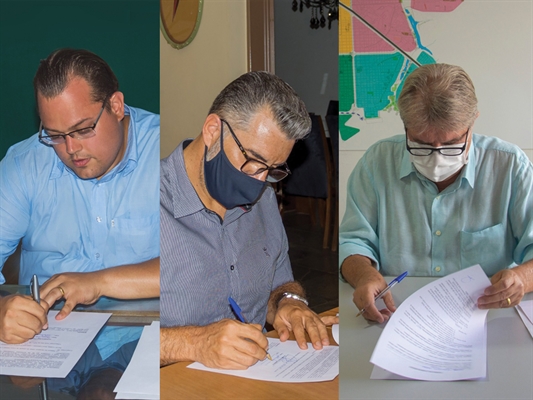 Hery Kattwinkel, João Garcia e Jorge Seba assinaram o termo apresentado por representantes da causa animal (Divulgação)