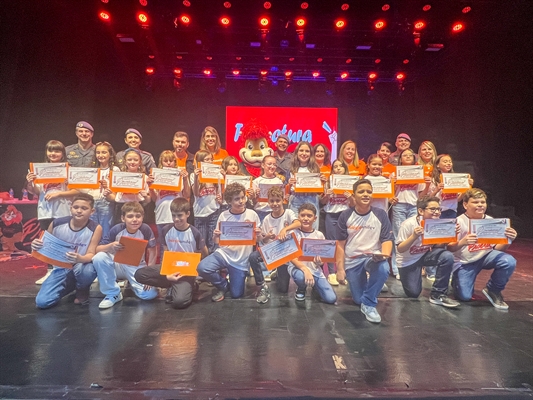 Cerca de 90 estudantes dos quintos anos A, B e C celebraram a conclusão do Programa Educacional de Resistência às Drogas e à Violência (Foto: Unifev)