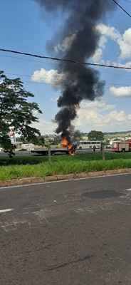 A cabine do caminhão pegou fogo  (Foto: Arquivo Pessoal)