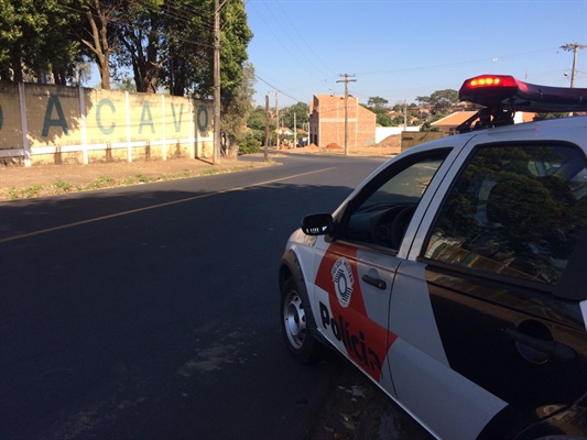 O jovem, ao cair no chão, teve fratura exposta no tornozelo, além de escoriações pelo corpo  Foto: Aline Ruiz/A Cidade