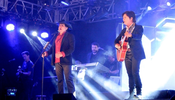 Chitãozinho e Xororó fizeram show de cerca de 1h40 e levantaram o público no Assary (Foto: Beto Ferraz/ Assary)