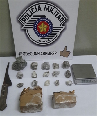 Os policiais da Força Tática apreenderam porções de maconha, partes de tijolos da mesma droga e outros objetos  (Foto: Divulgação/Força Tática)
