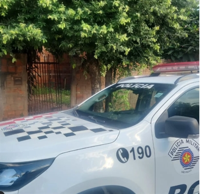 A prisão se deu durante patrulhamento, quando a equipe policial se deparou com vários indivíduos em uma “boca de fumo” (Foto: Divulgação)