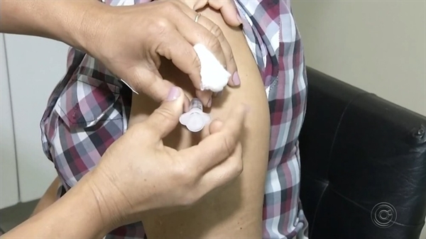 Vacina de sarampo está disponível nas unidades de saúde de Fernandópolis — Foto: Reprodução/TV TEM