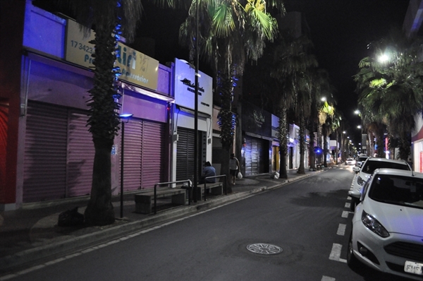 Estabelecimentos comerciais foram obrigados a fechar as suas portas das 19h e as 6h e as pessoas só estavam autorizadas a estar na rua se fosse em busca de atendimento médico (Foto: A Cidade)