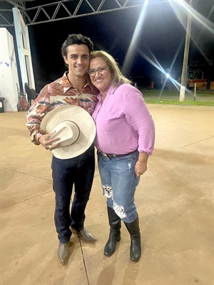 O ator Felipe Simas, na foto com a viúva do narrador, Sandra, é o Asa Branca, no filme que será lançado em dezembro (Foto: Divulgação)