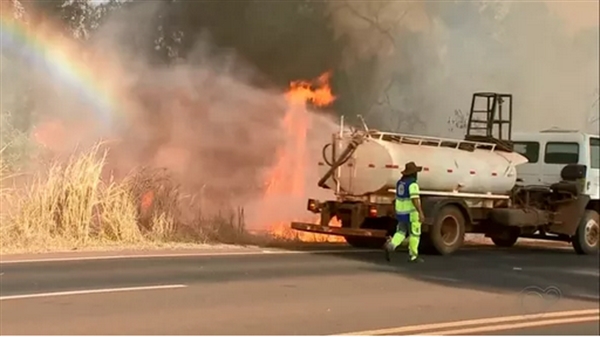 Caminhão-pipa combate incêndio às margens de rodovia. (Foto: Reprodução/TV TEM )
