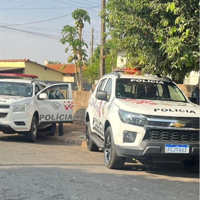  Os ladrões faziam um “limpa” em uma casa na rua Paulo Moretti, no bairro Pró-Povo, quando foram flagrados pelos PMs Foto: Divulgação