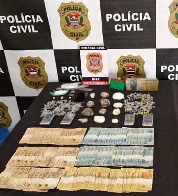 Durante a operação os policiais da Dise apreenderam mais de 1,2 mil porções de drogas e R$ 10 mil em dinheiro (Foto: Divulgação)