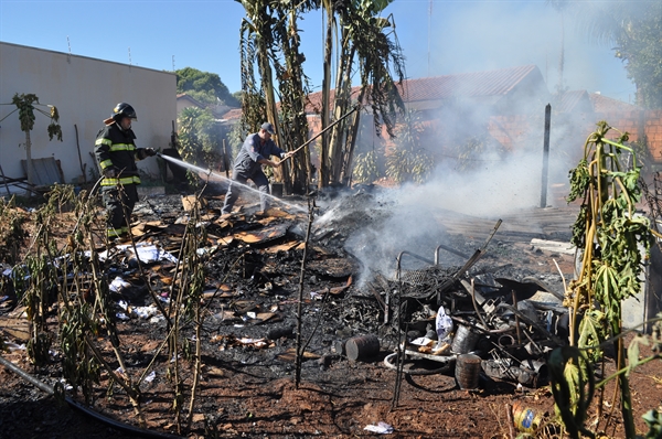 Cerca de R$200 em materiais recicláveis são queimados durante incêndio no Colinas