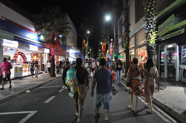 As lojas do comércio de Votuporanga ficam abertas nesta sexta até as 18h e fechadas no sábado, por conta do Natal, considerado feriado nacional (Foto: A Cidade)
