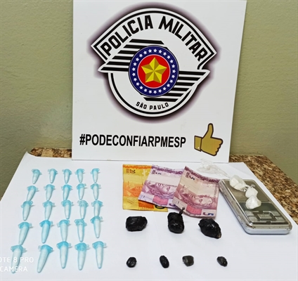 Os policiais da Força Tática apreendeu crack, cocaína, além de uma balança de precisão e dinheiro (Foto: Divulgação/PM)