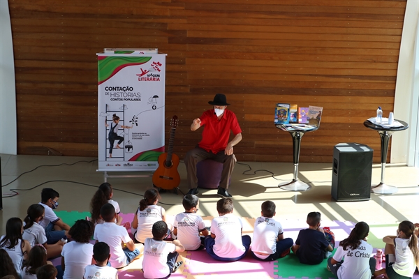 O artista Vinícius Mazzon comandou o programa em Votuporanga, com duas turmas formadas por alunos de escolas municipais (Foto: Prefeitura de Votuporanga)