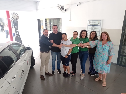 Entrega ocorreu na manhã de ontem na sede da entidade; carro zero será de grande valia para a Apae (Foto: A Cidade)