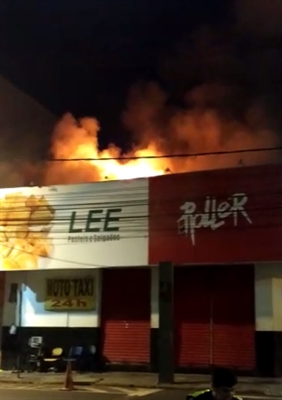 Duas lojas foram danificadas após incêndio na região central de Rio Preto — Foto: Arquivo Pessoal