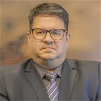 Trabalhando em silêncio, o advogado Igor Bilalba Carvalho, determina obras constantes no Votuclube. As mudanças nem sempre são visíveis, mais necessárias. (Foto: Arquivo pessoal)