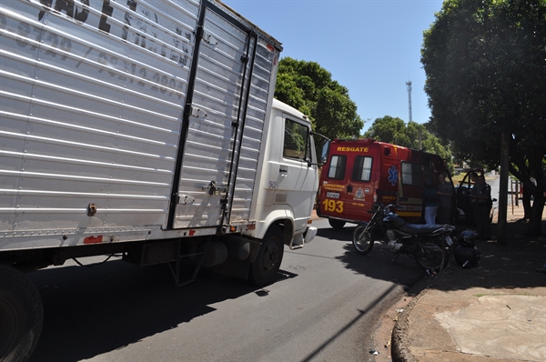 Colisão entre caminhão e moto no Pozzobon (Foto: Gabriele Reginaldo/ A Cidade)