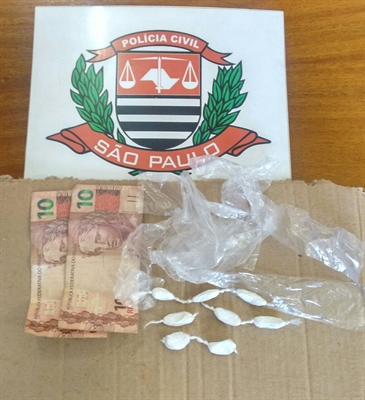 Drogas e dinheiro apreendidos pela DISE de Votuporanga; indiciado foi preso em flagrante por tráfico  Foto: Divulgação/Polícia Civil 