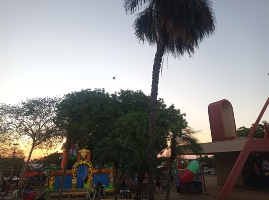 Feira da Praça da Santa Luzia; crianças e adolescentes têm consumidos bebidas alcoólicas e fumando nas feiras (Foto: A Cidade)