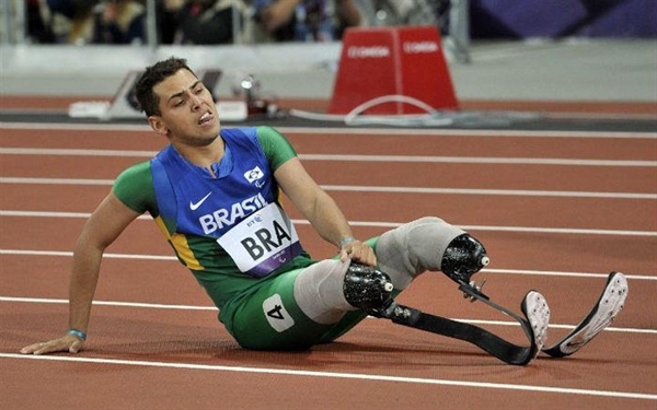 Medalhista paralímpico está na cidade