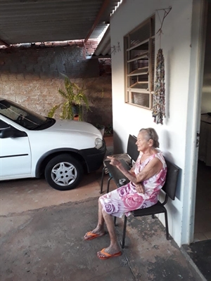 A casa de dona Alice de Oliveira foi destelhada, mas com ajuda de voluntários e seu genro, foi reconstruída (Foto: Arquivo Pessoal)
