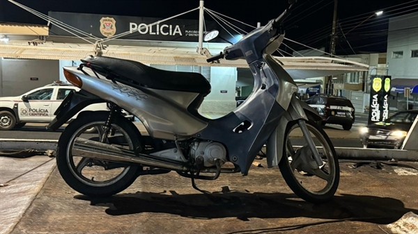 Os policiais descobriram que a motocicleta Honda/Biz ostentava uma placa Mercosul falsa (Foto: Polícia Militar)