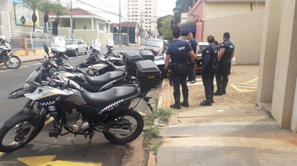 Guardas conseguiram prender o morador de rua que furtou celular de jovem em Rio Preto — Foto: Divulgação/GCM