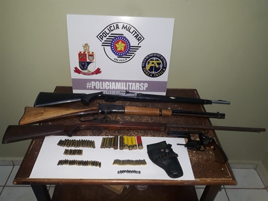 Três espingardas, um revólver e diversas munições foram apreendidas pelos policiais votuporanguenses na noite de ontem (Foto: Divulgação/PM)