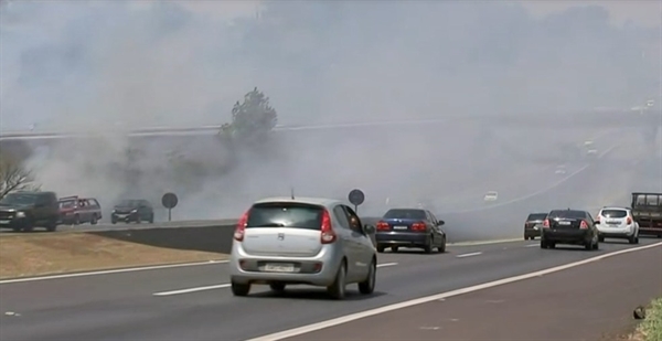Fumaça atrapalha a visão de motoristas no trecho da Washington Luís (Foto: Reprodução/TV TEM)